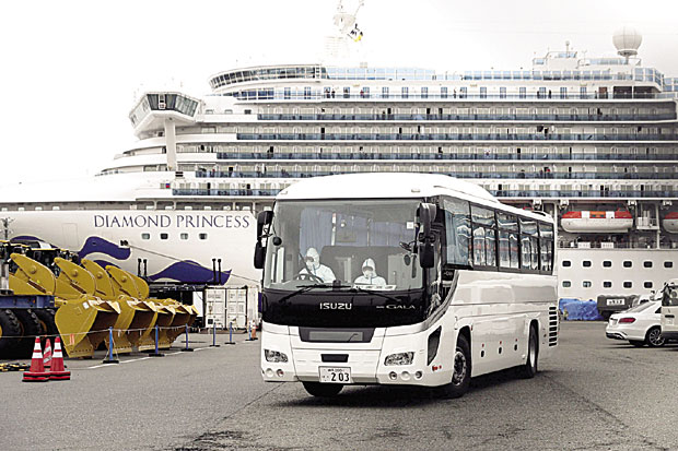 Двоје држављана Србије са крузера се укрцало на лет за Европу